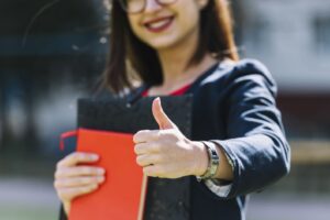 news_sampostigam_elegant-businesswoman-doing-thumbs-up-outdoors